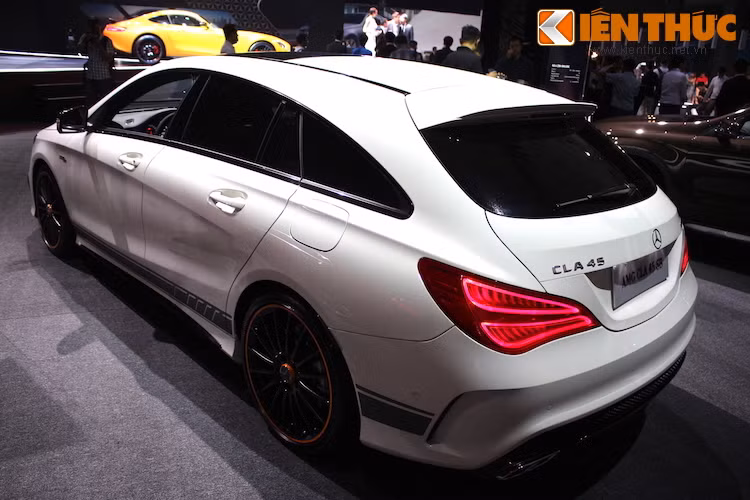 Được trưng bày tại tuần lễ thời trang Mercedes Fashion Week 2015, Mercedes Việt Nam hiện chưa có kế hoạch bán ra CLA 45 AMG Shooting Brake OrangeArt Edition.