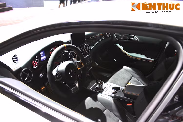 Tương tự như ngoại thất, nội thất của Mercedes CLA 45 AMG Shooting Brake OrangeArt Edition cũng có những viền chỉ cam và hình hoạ trang trí nổi bật.