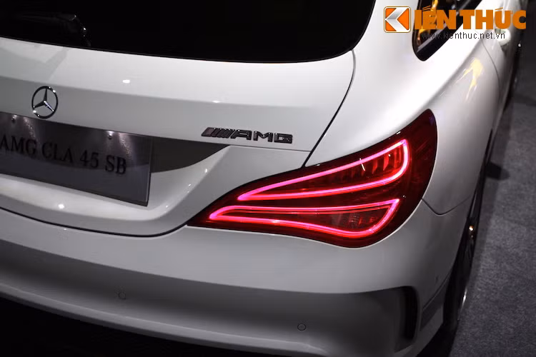 Đèn hậu của xe nổi bật với thiết kế "uốn lượn" và sử dụng công nghệ LED.