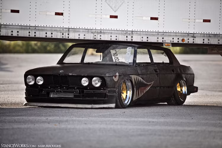 Thuộc sở hữu của Mike Burroughs - người sáng lập trang web chơi xe Stanceworks, chiếc BMW 5 Series thế hệ E28 với biệt danh Rusty Slammington từ lâu đã nổi danh trên internet bởi phong cách độ rất "dị", với phần vỏ rỉ sét và thân xe siêu thấp.
