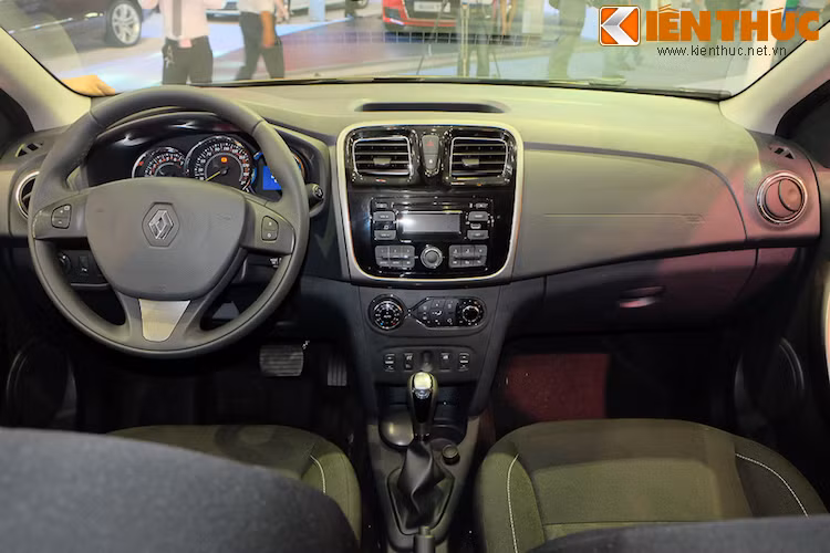 Xe được trang bị hệ thống kiểm soát hành trình và hạn chế tốc độ, hệ thống điều hòa tự động, đầu CD với kết nối USB, hệ thống chống bó cứng phanh ABS, cân bằng điện tử ESP.