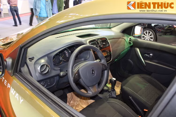 Dù có thiết kế tròn trịa hơn nhưng về cơ bản, các trang bị trên Sandero Stepway khá tương đồng với chiếc crossover cỡ nhỏ giá rẻ Duster cũng được Renault ra mắt tại triển lãm VIMS 2015.