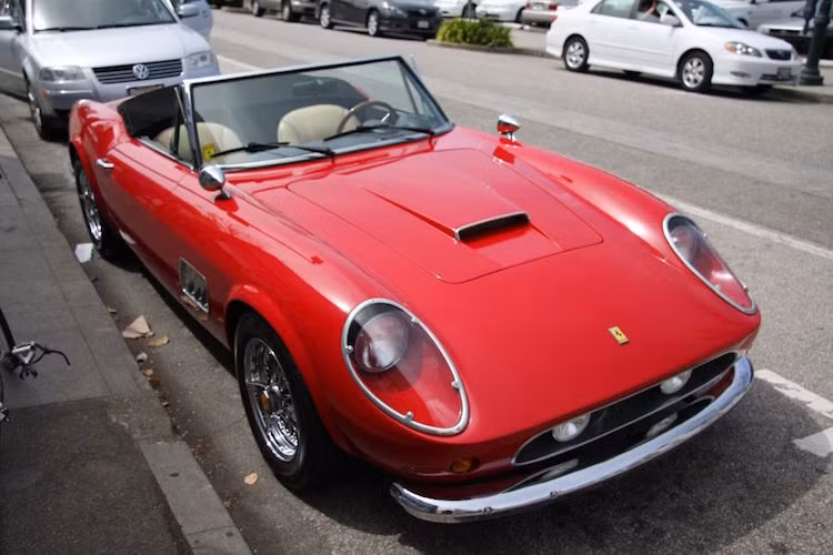 Ferrari 250 GT SWB California Spider đời 1961, được bán với giá chốt 18,5 triệu USD vào năm 2015 (tương đương 415,88 tỷ đồng theo tỷ giá hiện nay).