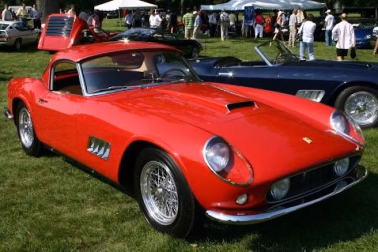Ferrari 250 GT SWB đời 1961, được bán với giá chốt 15,2 triệu USD vào năm 2014 (tương đương 341,69 tỷ đồng theo tỷ giá hiện nay).