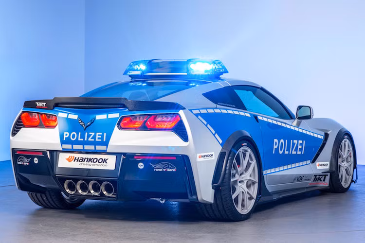Bắt đầu từ vỏ xe, chiếc Corvette C7 Stingray của Tikt Performance đã được khoác lên mình "cảnh phục" của xe cảnh sát Đức nhờ hãng dán decal thân xe Foliatec.