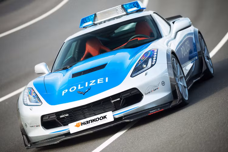 Với tốc độ tối đa lên tới 290 km/h, chiếc xe vẫn có thể dễ dàng đuổi bắt phần lớn những tên tội phạm đang trên đường tẩu thoát. Đó là lý do khiến Tikt Performance quyết định không can thiệp tới hệ động lực của chiếc Corvette.