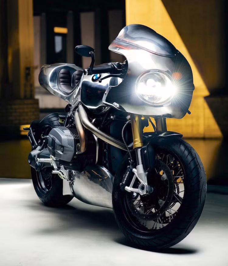 Lấy ý tưởng từ những ngày đầu của MotoGP và kiểu dáng cafe racer phổ biến vào những năm 70, Jeffry Sol - Chủ xưởng High Octane Speed Shop đã tự thiết kế và "dựng" lên chiếc R nine T đúng với yêu cầu của BMW.