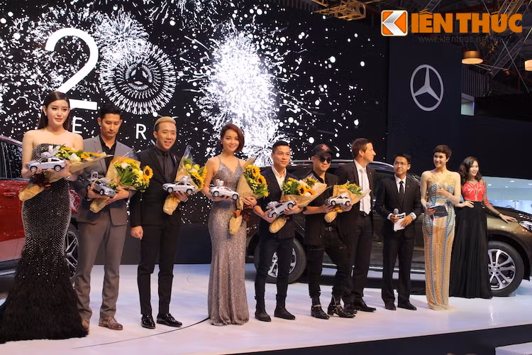 Kỷ niệm 20 năm Mercedes-Benz tại Việt Nam, những người nổi tiếng sở hữu xe Mercedes cũng đã tới tham dự VMS và chia vui cùng hãng, bao gồm danh hài Chí Thành, diễn viên Mai Thu Huyền...