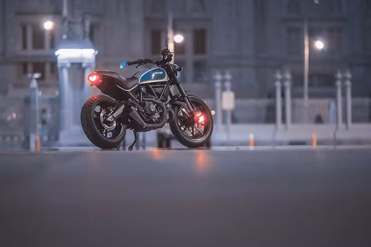 Dù đơn giản nhưng chiếc Scrambler này vẫn thu hút được sự chú ý ở mỗi nơi nó lăn bánh tới.