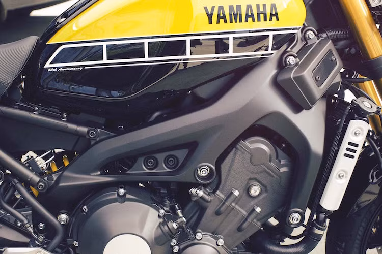 Giống nhiều mẫu xe khác của Yamaha trong năm nay, XSR900 được dán tem với họa tiết Speed Block như những mẫu xe đua trong quá khứ của Yamaha, nhằm kỷ niệm 60 năm thành lập công ty.