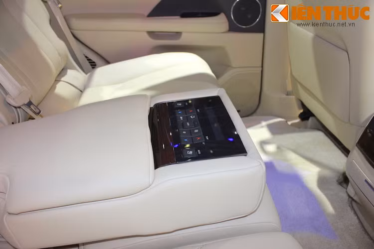 Bệ tì tay của xe được tích hợp đầy đủ các công tắc điều khiển những tiện nghi trong xe như dàn âm thanh, hệ thống điều hòa.