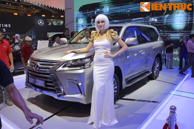 Tại thị trường Việt Nam, Lexus LX570 phiên bản nâng cấp 2016 được bán ra chính hãng với mức giá niêm yết khoảng 5,61 tỷ đồng.
