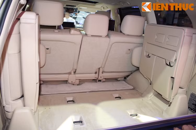 LX570 được trang bị tới 3 hàng ghế và 7 chỗ ngồi, trong đó hàng ghế thứ 3 có thể gập gọn khi không cần thiết để dành chỗ chứa hành lý.