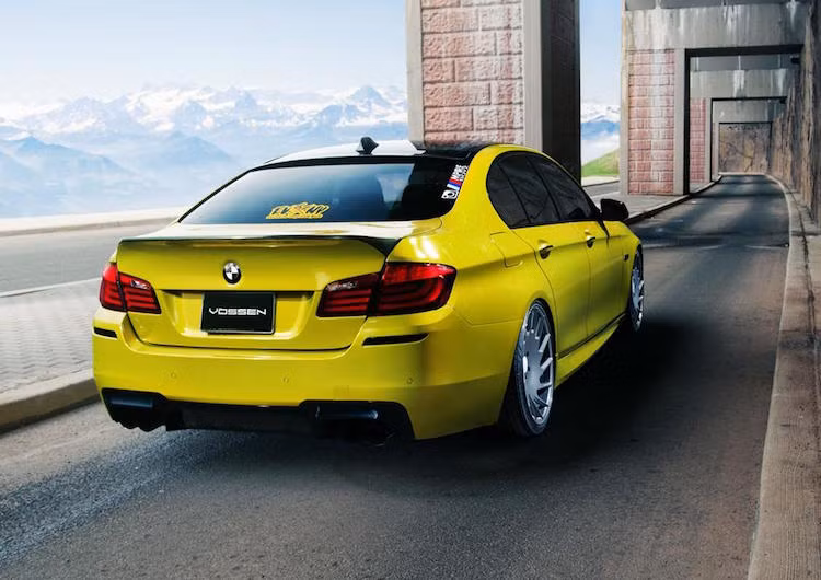 Thay vì động cơ V10 5.0l nạp khí tự nhiên, M5 F10 được trang bị động cơ 4.4l V8 tăng áp kép 560 mã lực/680 Nm mạnh mẽ hơn nhưng lại nhẹ hơn.