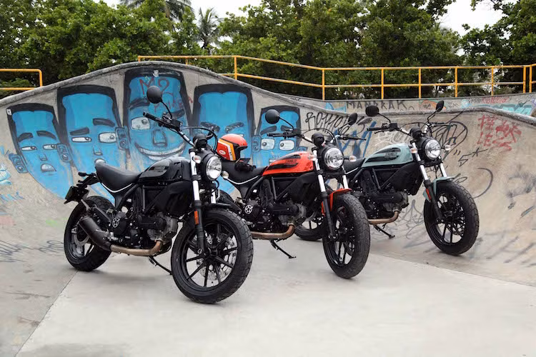 Xe sẽ được bán với 3 màu sắc là cam Atomic Tangerine, xám Ocean Grey và đen Shining Black. Tại Mỹ, giá của Ducati Scrambler Sixty2 là 7995 USD (Khoảng gần 200 triệu đồng).