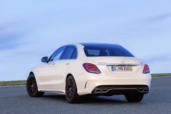 Tốc độ tối đa (giới hạn điện tử) của 2 mẫu xe này đều là 250 km/h.