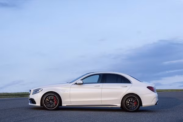 Nhờ sự khác biệt này, C63 S có thời gian tăng tốc 0-100 km/h nhỏ hơn C63 đúng 0,1 giây, đạt 4 giây.