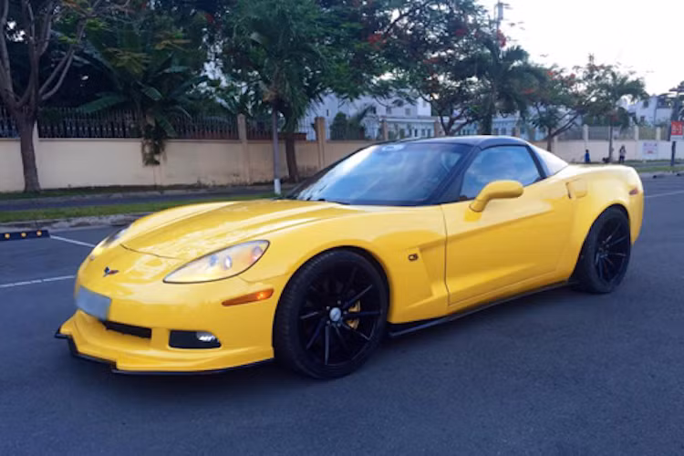 Ở cản trước, chiếc Corvette được chế thêm bộ nẹp dưới hoàn toàn mới.