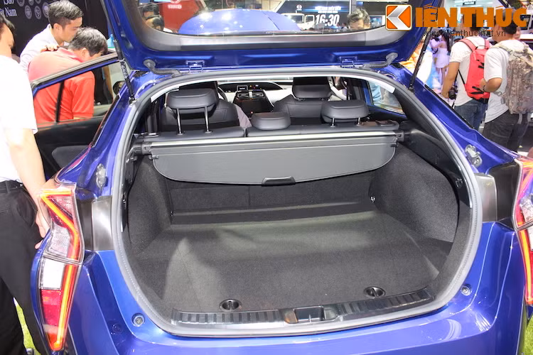 Có kiểu dáng thân xe hatchback nên Prius đạt không gian khoang hành lý rất lớn. So với thế hệ trước, Prius thế hệ mới dài hơn 60 mm, rộng hơn 15 mm và cao hơn 20 mm.