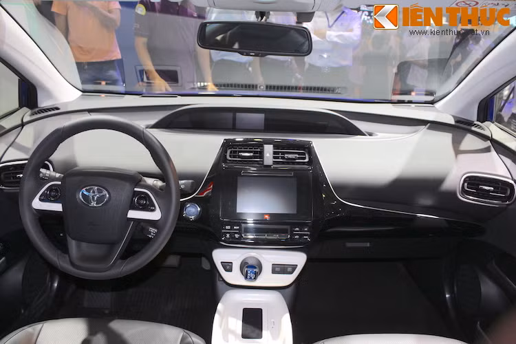 Bên cạnh các chi tiết cao cấp và đầy tính "tương lai" là những màn hình hiển thị và cảm ứng điều khiển, nội thất của Prius rất giản dị và sử dụng nhiều chất liệu nhựa cứng.