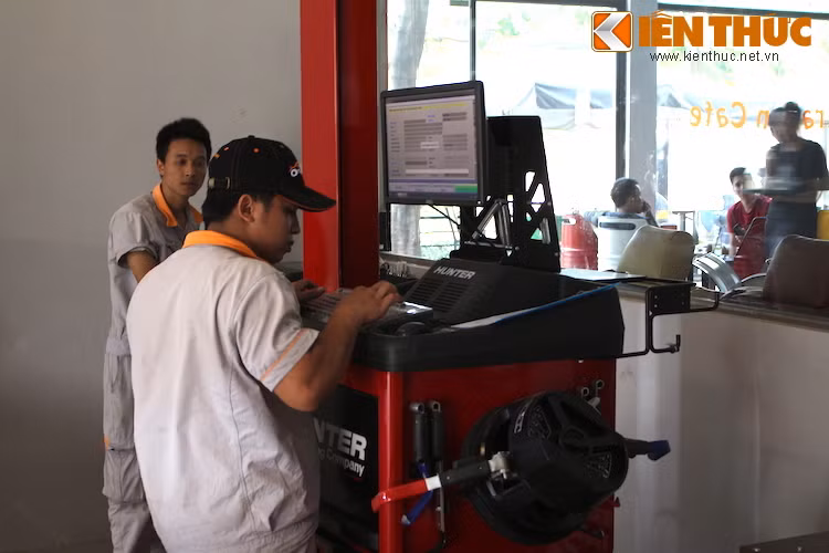 Các nhân viên kỹ thuật tại Tirefun cũng đã được đi đào tạo ở Việt Nam từ rất sớm để có thể nắm vững và thành thạo các kỹ thuật như: Tư vấn lựa chọn lốp phù hợp cho xe, kỹ thuật căn chỉnh độ chụm, khắc phục hiện tượng nhao lái trong quá trình vận hành gây ra...