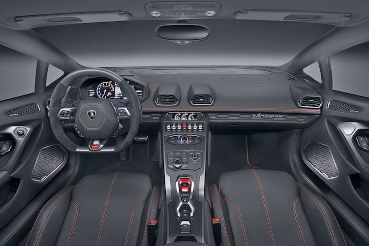 Bên trong nội thất, Huracan LP580-2 cũng không có nhiều khác biệt so với LP610-4, chỉ được bổ sung thêm hệ thống thông tin giải trí Lamborghini Infotainment System II thế hệ mới.