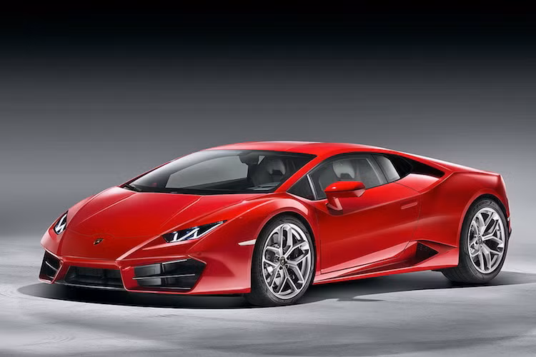 Về thiết kế, Lamborghini Huracan LP580-2 gần như y hệt bản LP610-4 trước đây, với sự khác biệt chỉ nằm ở cản trước, cản sau và mâm xe.