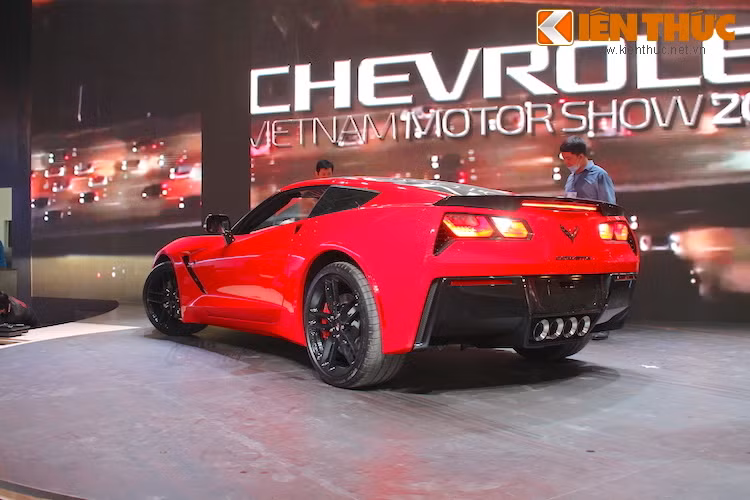 Dù có hiệu năng mạnh mẽ nhưng so với các mẫu xe thể thao từ châu Âu, Chevrolet Corvette luôn có lợi thế lớn về giá. Tại Mỹ, phiên bản coupe cơ bản chỉ có giá khởi điểm 55.400 USD.
