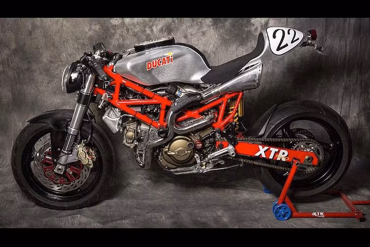 Phần khung Trellis chính của Ducati được giữ lại, tuy nhiên khung phụ phía sau đã bị thay đổi hoàn toàn để tạo dáng "chúi" về trước.