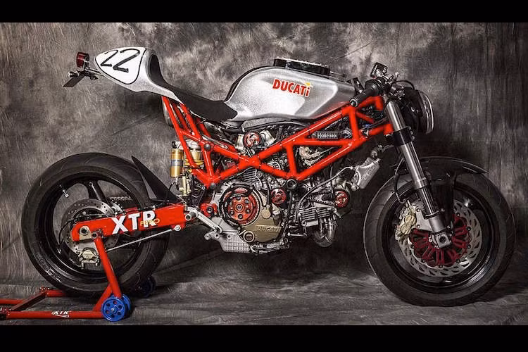 Bình xăng của Ducati 749, với nắp xăng cho phép nạp nhiên liệu siêu nhanh tương tự xe đua. Ghế solo của RAD 02.