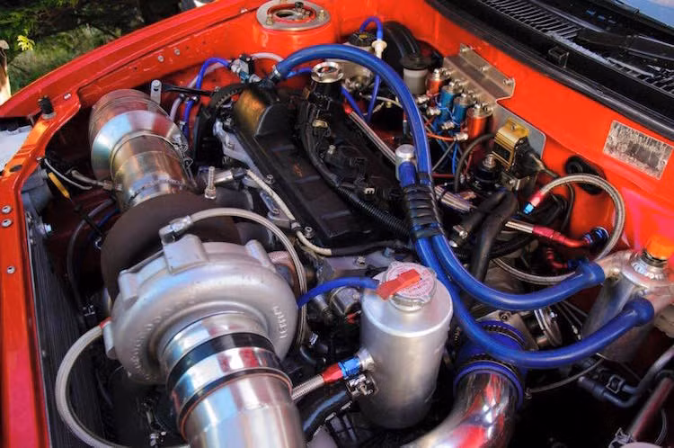 Động cơ của Toyota Corolla đã được "độ" lại hoàn toàn với điểm nhấn là một turbo cực lớn, giúp "kéo" công suất của xe lên tới 927 mã lực.