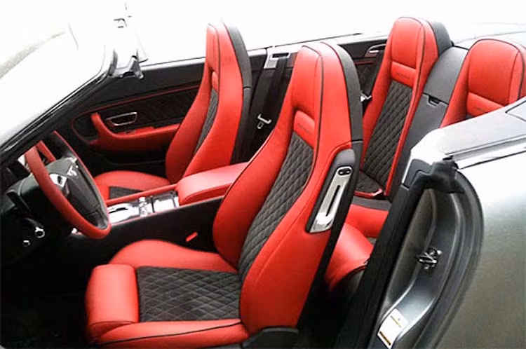 Bên trong nội thất của xe vẫn đạt tiêu chuẩn "siêu sang" của Bentley với da bọc màu đỏ cao cấp kết hợp cùng vải Alcantara. Ngoài ra chiếc xe còn có các chi tiết ốp trang trí bằng sợi carbon.