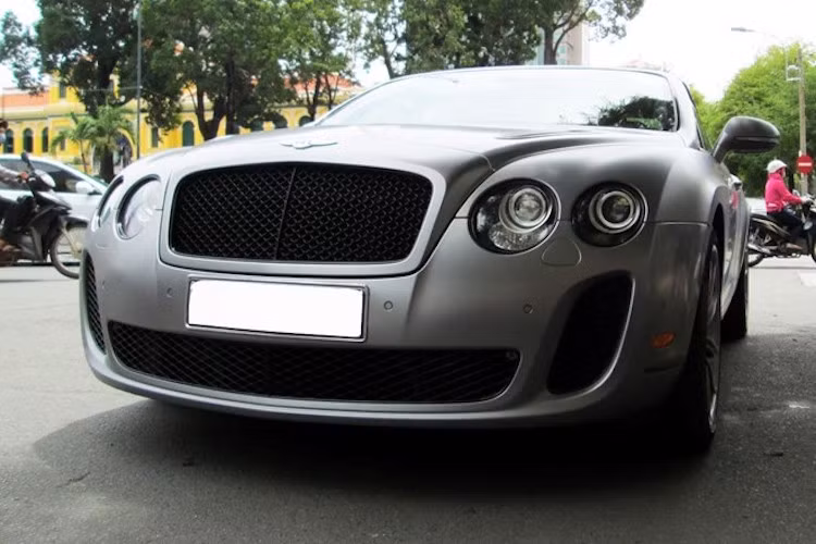 Giống như bản coupe, Supersport Convertible cũng có một số thay đổi bên ngoài ngoại thất bao gồm body kit thể thao, nắp ca-pô có khe tản nhiệt,...