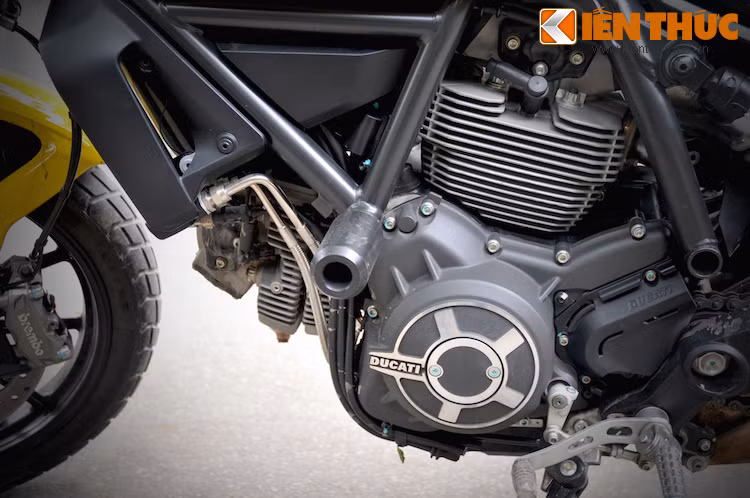 Ducati Scrambler được trang bị động cơ L-Twin 803 cc làm mát bằng không khí tương tự Monster 796. Tuy nhiên, công suất động cơ bị giảm 5 mã lực, chỉ còn 75 mã lực.