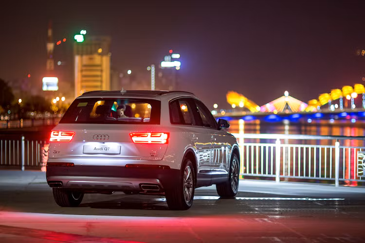 Audi Q7 phiên bản mới được tinh giảm trong lượng gần 300 kg so với thế hệ trước nhờ một loạt các phát kiến mới của Audi về cấu trúc vật liệu nhẹ; trọng lượng không tải của chiếc xe chỉ nhỉnh hơn 2 tấn (không bao gồm tài xế).