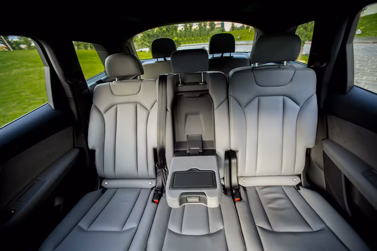 Audi Q7 hoàn toàn mới có khả năng tăng dung tích khoang hành lý từ 295 lít đến 2,075 lít khi gập hàng ghế thứ 2 và thứ 3 xuống. Cửa khoang hành lý đóng/mở điện tiêu chuẩn và thiết kế bậc cửa sau được hạ thấp gần 5 cm giúp dễ dàng chất dỡ hàng hoá vào xe.