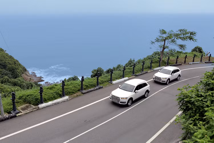 Tùy thuộc vào các trang thiết bị và tùy chọn, Audi Q7 2.0 TFSI quattro mới có giá bán khởi điểm hơn 3 tỷ đồng. Xe được hưởng chế độ bảo hành 3 năm không giới hạn số km. Các Chi nhánh Audi Hà Nội và Audi Hồ Chí Minh và Audi Đà Nẵng sẽ sẵn sang giao những chiếc xe đầu tiên ngay tháng 1 năm 2016.