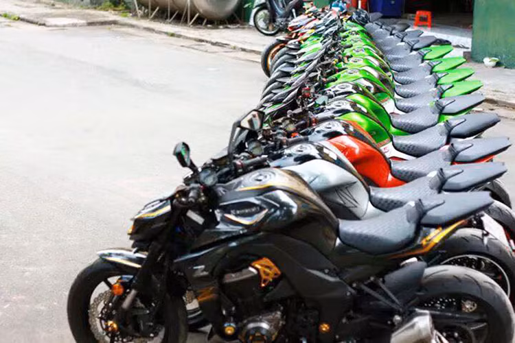 Được biết, hiện Clb những người chơi và đam mê dòng xe Kawasaki Z1000 tại TP HCM hiện đã có hàng chục thành viên tham gia với hàng chục chiếc. Họ thường xuyên tổ chức những buổi offline, phượt và dã ngoại, khám phá...