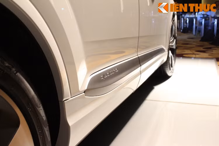 Hệ thống dẫn động 4 bánh quattro là "di sản" đáng tự hào của Audi, chính vì vậy trên nẹp bên của Q7 mới cũng được khắc dòng chữ này để nhấn mạnh. Theo Audi, có tới 60% xe của hãng bán ở Việt Nam được trang bị quattro.
