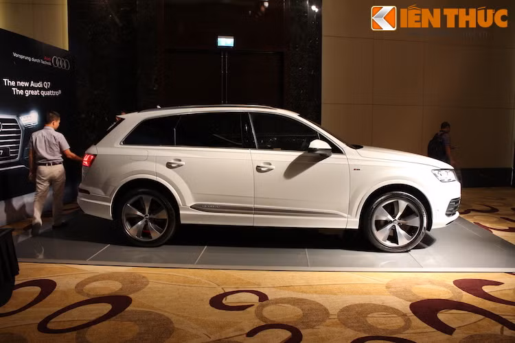 Sử dụng khung sàn MQB Evo mới của Volkswagen và áp dụng nhiều biện pháp "ép cân", trọng lượng của Q7 mới chỉ đạt 2045 kg, giảm tới 240 kg so với thế hệ trước. Các kích thước của xe gồm chiều dài 5,05m, trục cơ sở 2,99m, rộng 1,97m, cao 1,74m