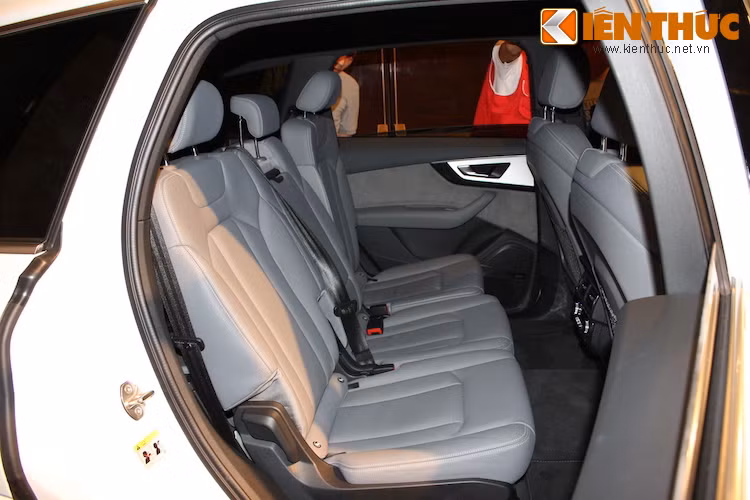 Xe được trang bị nhiều tiện nghi cao cấp như hệ thống điều hòa tự động 4 vùng hay dàn âm thanh Bose. Thêm tiền, khách hàng sẽ có hệ thống âm thanh Bang &amp; Olufsen hi-end cùng hệ thống giải trí cho hàng ghế sau với máy tính bảng 10,1 inch. Hàng ghế thứ hai có lưng ghế chỉnh tay và công tắc ẩn để điều chỉnh hàng ghế thứ 3.