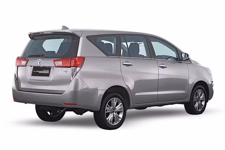 Cũng giống như phần đầu xe, đuôi của Innova mới hoàn toàn khác biệt so với thế hệ trước đây.