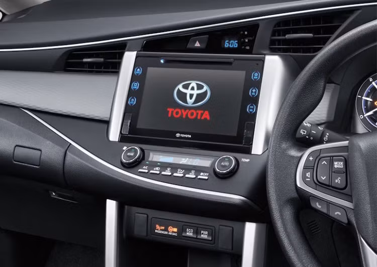 Đặc biệt, Innova mới còn được trang bị hệ thống thông tin giải trí với màn hình cảm ứng 8 inch, khả năng điều chỉnh bằng cử chỉ, truy cập Internet và kết nối HDMI, USB, Bluetooth...