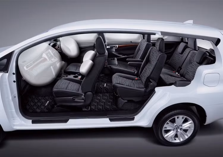 Khắc phục nhược điểm của thế hệ trước, Toyota đã chú trọng hơn tới các tinh năng an toàn trên Innova phiên bản mới, với các trang bị như 7 túi khí, hệ thống hỗ trợ leo dốc, ổn định điện tử...