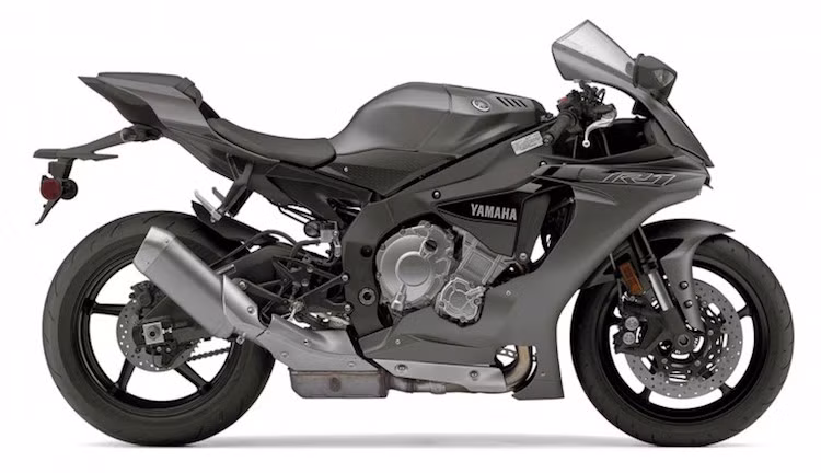 Theo Yamaha, R1S là phiên bản cơ bản của R1 để dành cho các biker trẻ hơn, thường xuyên sử dụng xe trên đường phố thay vì những biker lão luyện thích chạy xe trong đường đua.