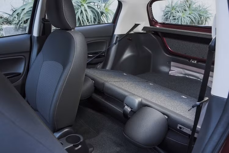 Thể tích khoang hành lý của xe vẫn được giữ nguyên. Các phiên bản cao cấp của xe còn có thêm hệ thống âm thanh 300 watt Rockford Fosgate.