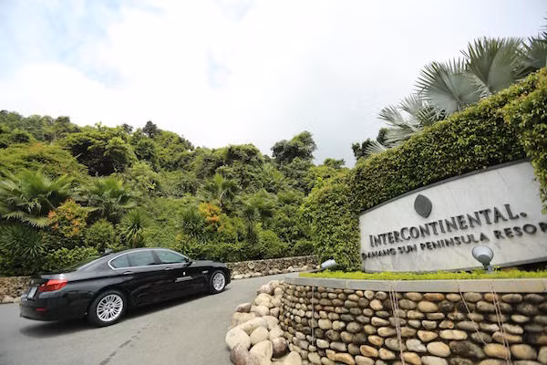 BMW 520i tại cổng chào resort