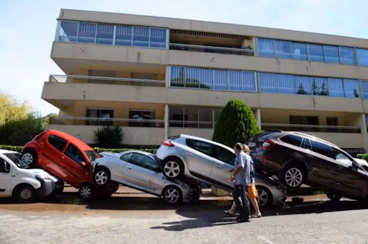 Trận lũ lớn tại Pháp vào đêm mùng 3, rạng sáng mùng 4/10/2015 ở Riviera vừa qua chỉ kéo dài 2 tiếng đồng hồ nhưng đã trút xuống vùng duyên hải này lượng nước khổng lồ tương đương tới 2 tháng mưa.