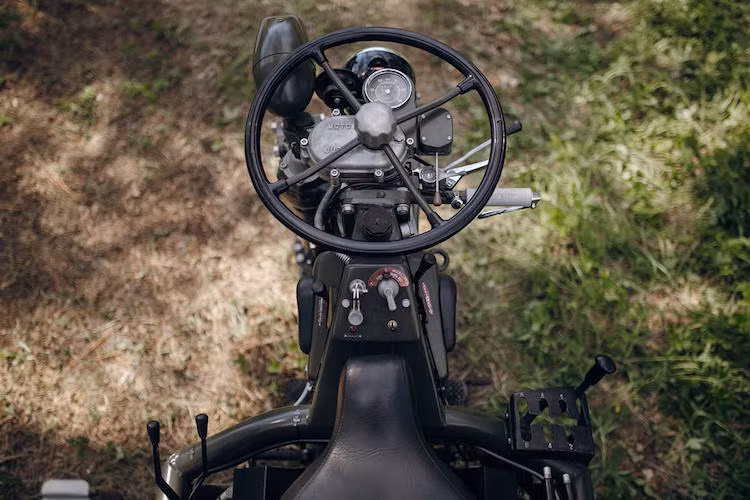 Chiếc Autoveicolo Da Montagna của Moto Guzzi được trang bị động cơ V-Twin 750 cc hoàn toàn mới vào lúc đó, với tên gọi Carcano V7.