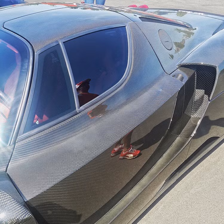Bên cạnh lớp vỏ đặc biệt, chiếc Enzo này còn có nội thất màu đỏ Rosso Corsa, mặc dù hơi khó để chiêm ngưỡng do chủ xe đã dán kính chống chói.